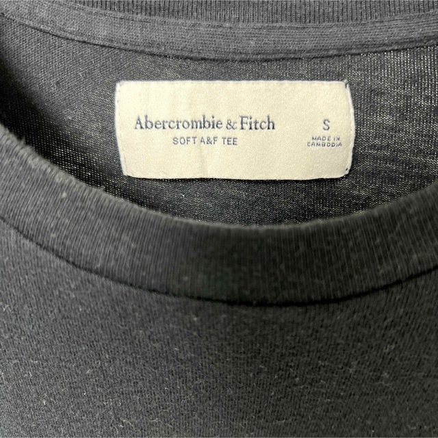 Abercrombie&Fitch(アバクロンビーアンドフィッチ)のアバクロ 黒 ワンポイント ロゴ Tシャツ メンズのトップス(Tシャツ/カットソー(半袖/袖なし))の商品写真