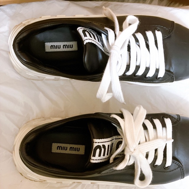 miumiu(ミュウミュウ)のmiumiu 厚底スニーカー　ブラック レディースの靴/シューズ(スニーカー)の商品写真