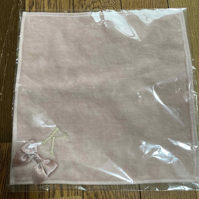 Maison de FLEUR(メゾンドフルール)のメゾンドフルールイニシャルハンカチ レディースのファッション小物(ハンカチ)の商品写真