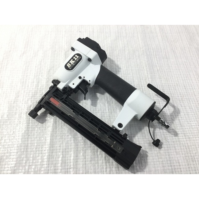 ☆比較的綺麗☆SK11 藤原産業 35mm 常圧 超軽量 仕上釘打機 SA-F35L-X1 ケース付 仕上釘打ち機 仕上げ釘打機 フィニッシュネイラ 70805