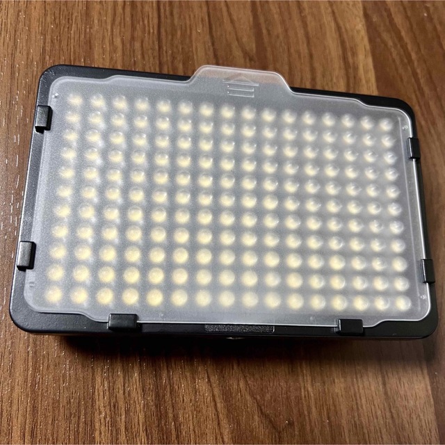 Neewer 調光176 LEDビデオライトセット バッテリー2.ケース.充電器 スマホ/家電/カメラのカメラ(ストロボ/照明)の商品写真