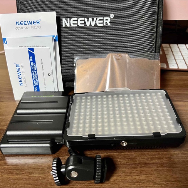 Neewer 調光176 LEDビデオライトセット バッテリー2.ケース.充電器 スマホ/家電/カメラのカメラ(ストロボ/照明)の商品写真