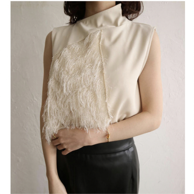 SNIDEL(スナイデル)のゆーたんさん専用【acka】cape fringe tops（ivory） レディースのトップス(シャツ/ブラウス(半袖/袖なし))の商品写真