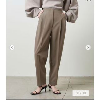 ユナイテッドアローズ(UNITED ARROWS)の【美品】MARW UNITED ARROWS タック テーパードパンツ　38 (カジュアルパンツ)