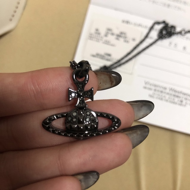 Vivienne Westwood(ヴィヴィアンウエストウッド)の【新品】ヴィヴィアン　ネックレス　ガンメタ レディースのアクセサリー(ネックレス)の商品写真