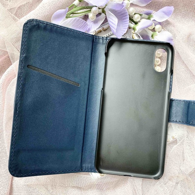 ガーリーピンク薔薇のビジュー 紺色手帳型スマホケース iPhoneX、Xs  ハンドメイドのスマホケース/アクセサリー(スマホケース)の商品写真