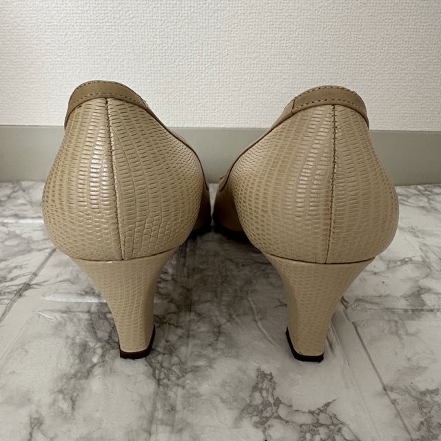 BRUNOMAGLI(ブルーノマリ)のBRUNO MAGLI ブルーノマリ　ベージュ　リボン　パンプス　23センチ レディースの靴/シューズ(ハイヒール/パンプス)の商品写真