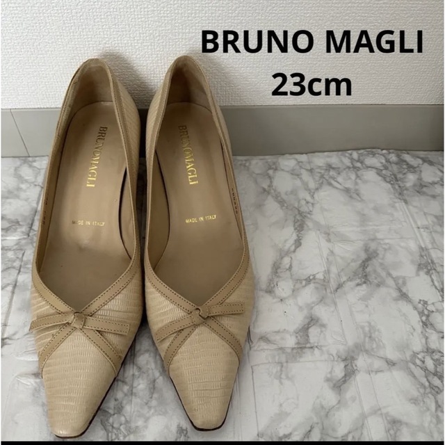 BRUNOMAGLI(ブルーノマリ)のBRUNO MAGLI ブルーノマリ　ベージュ　リボン　パンプス　23センチ レディースの靴/シューズ(ハイヒール/パンプス)の商品写真