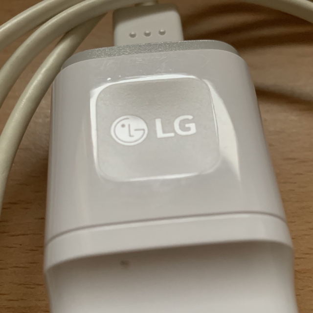 LG Electronics(エルジーエレクトロニクス)のLGタブレット用充電器(ACアダプタ) スマホ/家電/カメラのスマートフォン/携帯電話(バッテリー/充電器)の商品写真