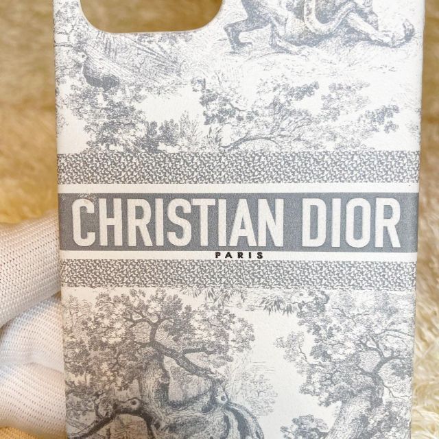 Christian Dior(クリスチャンディオール)の美品 Dior TRAVEL iPhone12pro maxケース　白 スマホ/家電/カメラのスマホアクセサリー(iPhoneケース)の商品写真