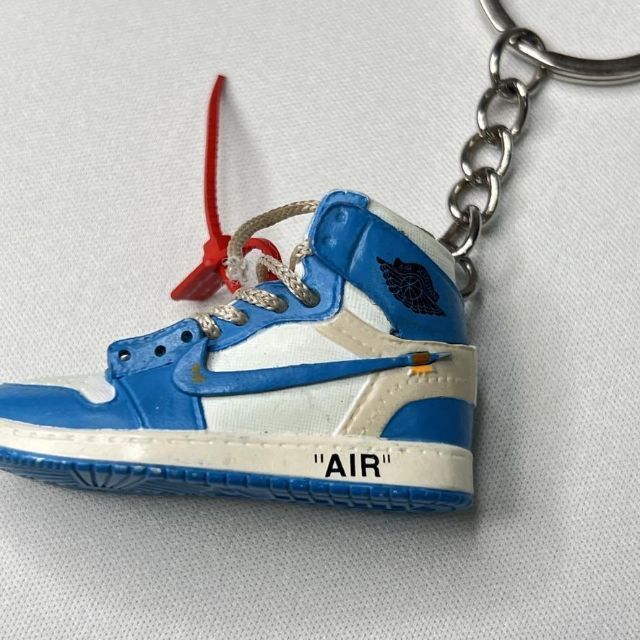 海外限定　Off-White×NIKE ジョーダンのスニーカーキーホルダー