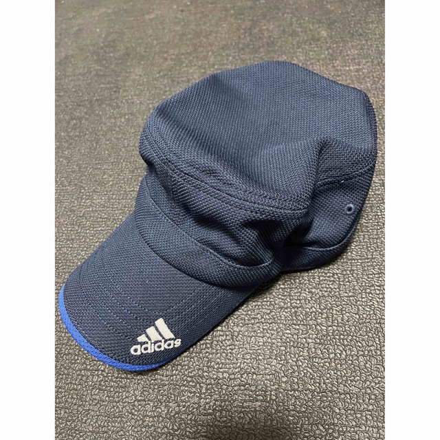 adidas(アディダス)の希少価値！　アディダスハンチング（ネイビー）フリーサイズ メンズの帽子(ハンチング/ベレー帽)の商品写真