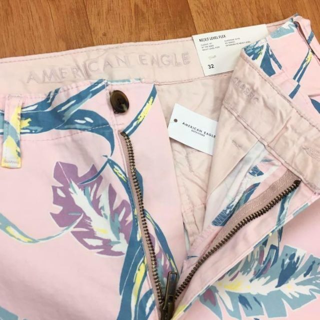 American Eagle(アメリカンイーグル)の新品【メンズ32】★アメリカンイーグル★ストレッチ花柄ショートパンツ/ピンク メンズのパンツ(ショートパンツ)の商品写真