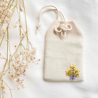 展示品　手刺繍ミモザの花束　御守り袋　お守り袋　ハンドメイド(その他)