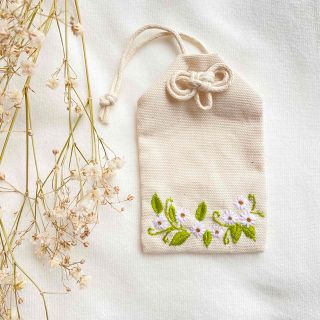 手刺繍小花とみどりが綺麗なたっぷり刺繍の御守り袋　お守り袋　ハンドメイド(その他)