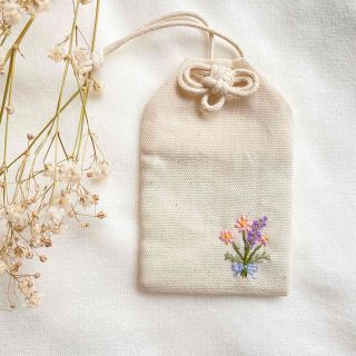 手刺繍花束のお守り袋　御守り袋　ハンドメイド(その他)