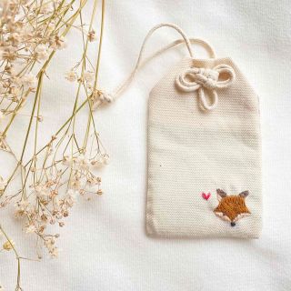 展示品　手刺繍きつねさんの御守り袋　お守り袋　ハンドメイド(その他)