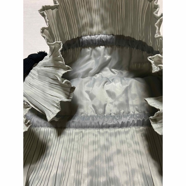 URBAN RESEARCH(アーバンリサーチ)のアーバンリサーチシルバープリーツ大きな巾着バッグ　定価10,800円 レディースのファッション小物(ポーチ)の商品写真