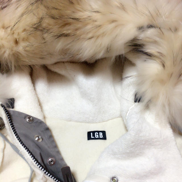 LGB(ルグランブルー)のL.G.B ホワイトファー付きパーカー❤️ レディースのジャケット/アウター(毛皮/ファーコート)の商品写真