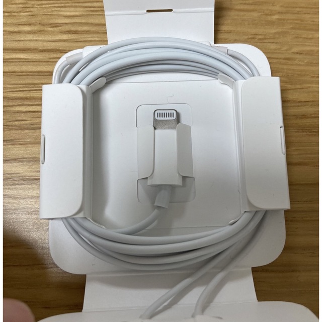 Apple(アップル)の純正 EarPods with Lightning Connector イヤホン スマホ/家電/カメラのスマホアクセサリー(ストラップ/イヤホンジャック)の商品写真