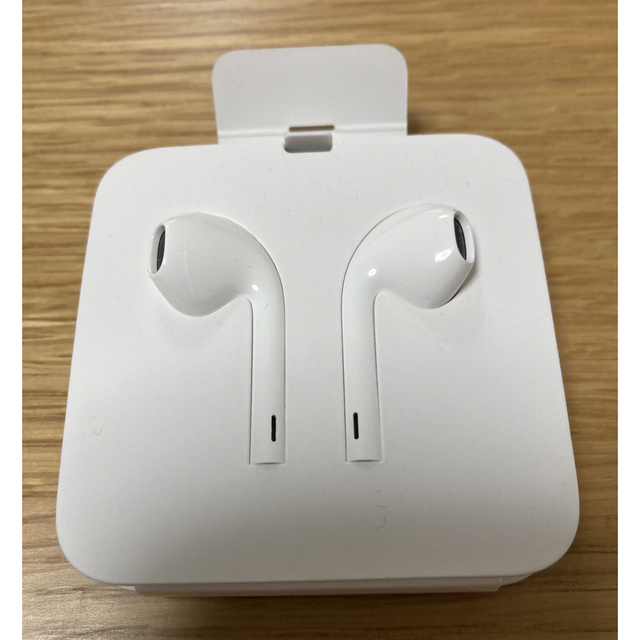 Apple(アップル)の純正 EarPods with Lightning Connector イヤホン スマホ/家電/カメラのスマホアクセサリー(ストラップ/イヤホンジャック)の商品写真