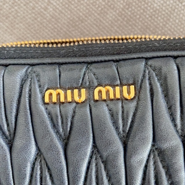 miumiu(ミュウミュウ)のmiumiu♡黒メイクポーチ レディースのファッション小物(ポーチ)の商品写真