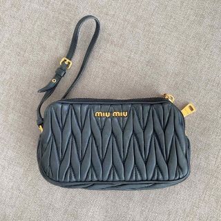 ミュウミュウ(miumiu)のmiumiu♡黒メイクポーチ(ポーチ)