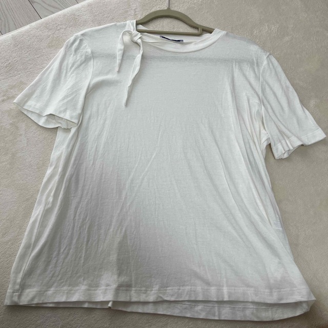 ZARA(ザラ)のZARA ザラ　Tシャツ　白　襟元スカーフ風　リボン風　オシャレ　サイズＬ レディースのトップス(Tシャツ(半袖/袖なし))の商品写真