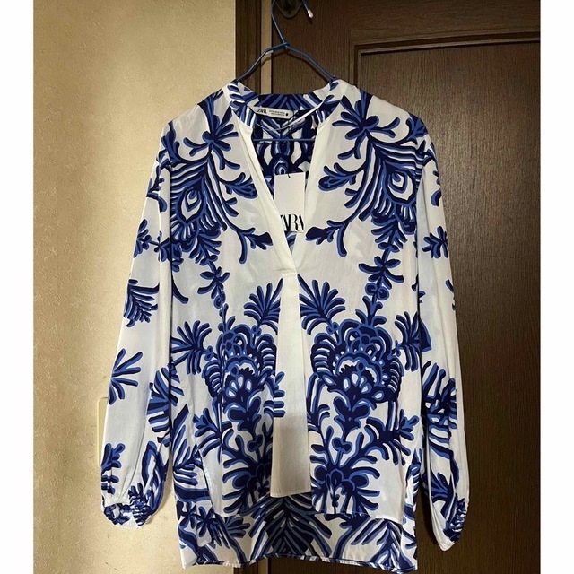 ZARA(ザラ)のZARA プリント柄　ブラウス　新品 レディースのトップス(シャツ/ブラウス(長袖/七分))の商品写真