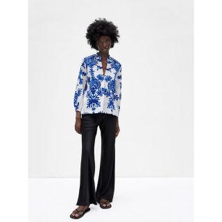 ザラ(ZARA)のZARA プリント柄　ブラウス　新品(シャツ/ブラウス(長袖/七分))