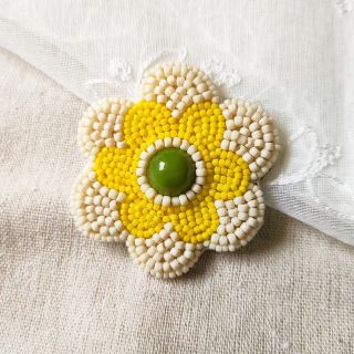 ビーズ刺繍ブローチ　Feston イエロー(コサージュ/ブローチ)