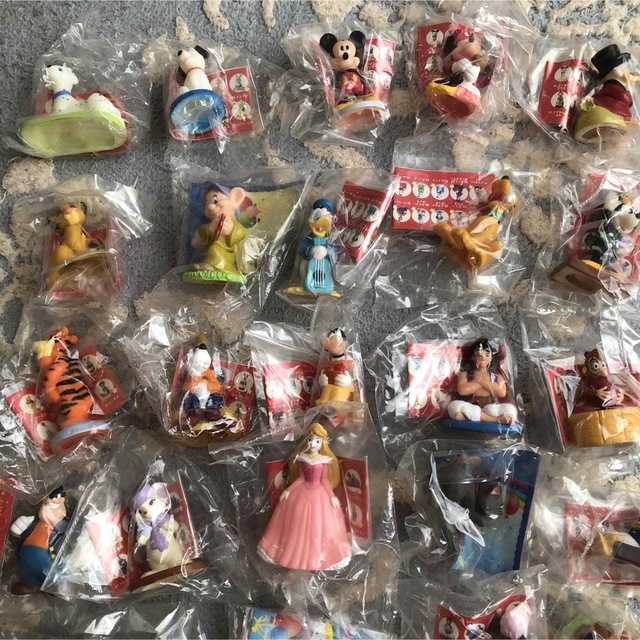 ディズニーキャラパーティー　35個 エンタメ/ホビーのおもちゃ/ぬいぐるみ(キャラクターグッズ)の商品写真