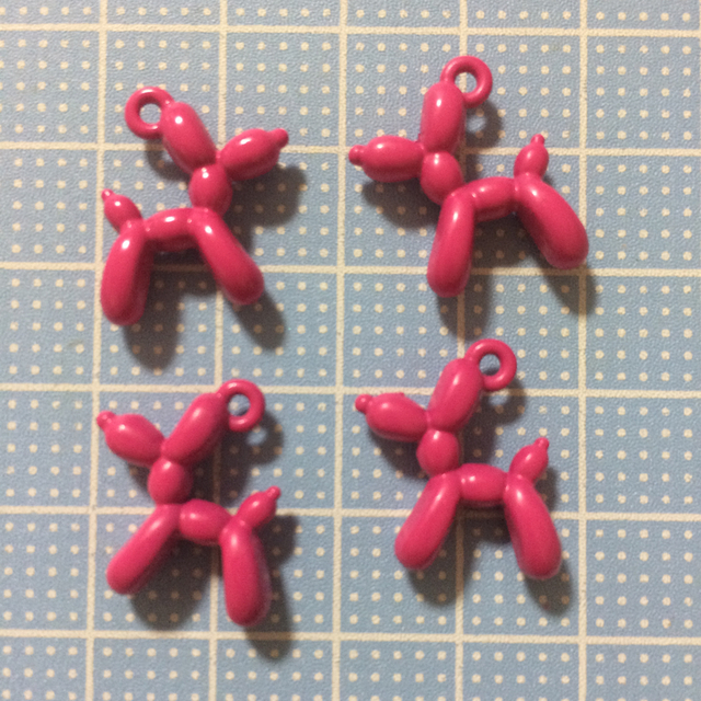 プードルチャーム 4個 濃いピンク ハンドメイドの素材/材料(各種パーツ)の商品写真