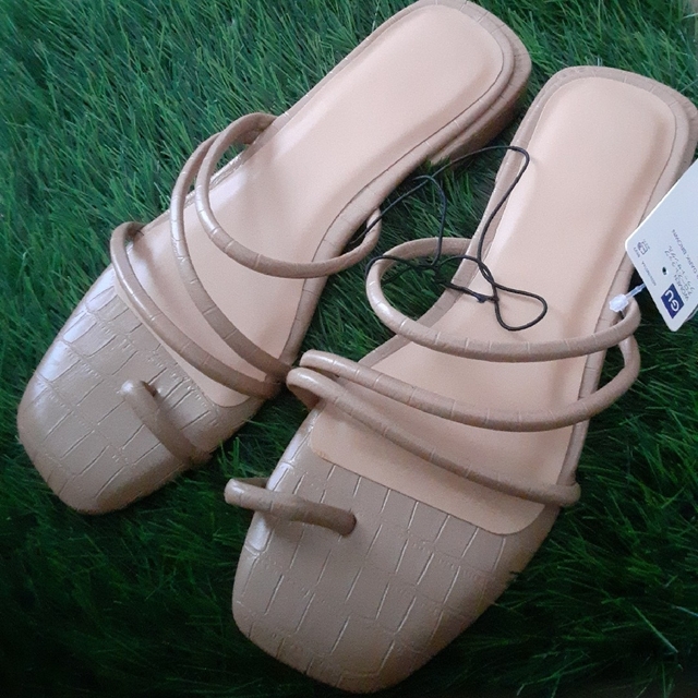 GU(ジーユー)の新品タグ付き　ナローストラップ　フラットサンダル     Mサイズ レディースの靴/シューズ(サンダル)の商品写真