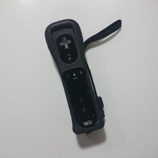 ウィー(Wii)のWiiリモコン ブラック 黒 任天堂純正品 ストラップとシリコンカバー付き(家庭用ゲーム機本体)