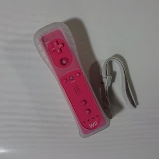 ウィー(Wii)のWii リモコン ピンク 任天堂純正品 シリコンカバーとストラップ付 匿名配送(携帯用ゲーム機本体)