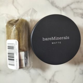 ベアミネラル(bareMinerals)の【新品】ベアミネラル　マットファンデーション　ミディアム（C25）カブキブラシ付(ファンデーション)