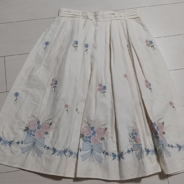 PLACE PAUSE刺繍スカート レディースのスカート(ひざ丈スカート)の商品写真