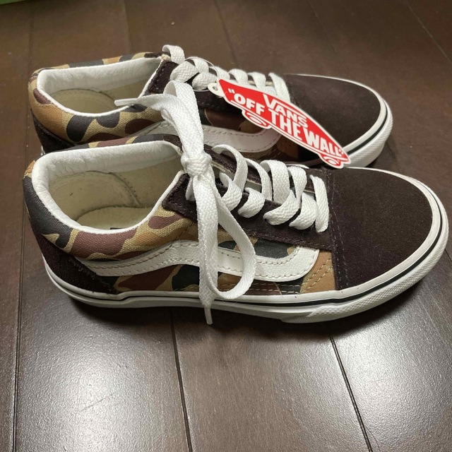 VANS VAULT(バンズボルト)の新品未使用　VANS 迷彩　キッズ18 キッズ/ベビー/マタニティのキッズ靴/シューズ(15cm~)(スニーカー)の商品写真