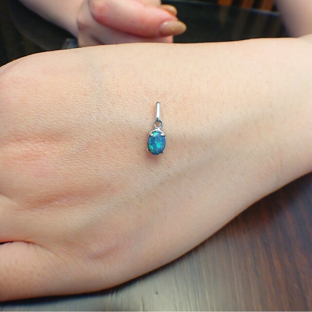 西日本産 天然ブラックオパール 0.5ct✨ネックレス K18WG ホワイト