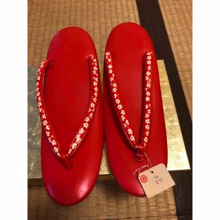 赤い草履　Japanese sandals (下駄/草履)