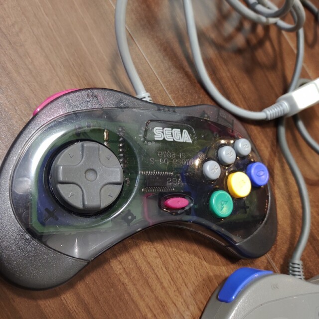 SEGA(セガ)のSEGA コントローラー　2個 エンタメ/ホビーのゲームソフト/ゲーム機本体(その他)の商品写真