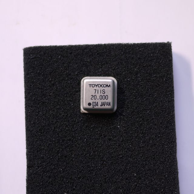 水晶発振器　ＴＯＹＯＣＯＭ　７１１Ｓ　２０．０００ＭＨｚ スマホ/家電/カメラのオーディオ機器(その他)の商品写真