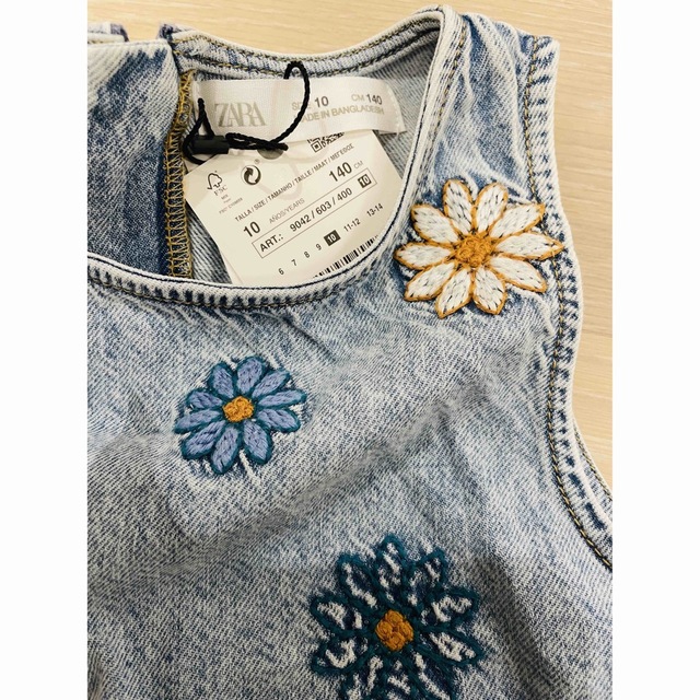 ZARA KIDS(ザラキッズ)のザラ キッズ エンブロイダリー フラワー デニム ベスト キッズ/ベビー/マタニティのキッズ服女の子用(90cm~)(ジャケット/上着)の商品写真