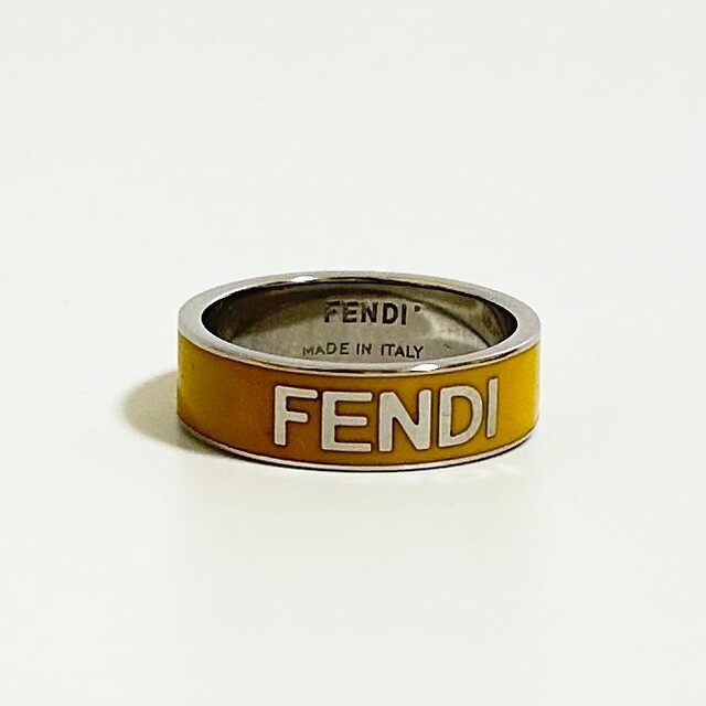 FENDI(フェンディ)のフェンディのロゴリング 金運アップのビタミンカラーの指輪 セレブスタイル好きに◎ レディースのアクセサリー(リング(指輪))の商品写真