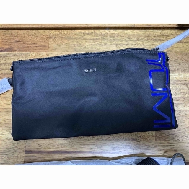 TUMI(トゥミ)のTUMI JUSTINCASETRAVELTOTE   メンズのバッグ(ビジネスバッグ)の商品写真