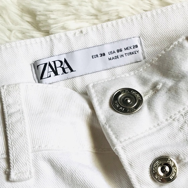 ZARA(ザラ)の【大きいサイズ】ZARA ザラ ホワイト フレアデニム ハイウエスト ジーンズ レディースのパンツ(デニム/ジーンズ)の商品写真