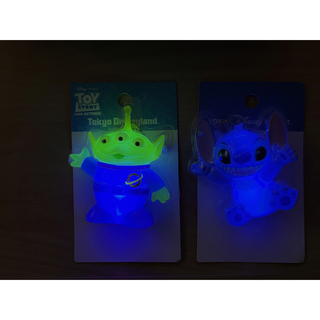ディズニー(Disney)のDisney  光るピンバッチ　２個セット(バッジ/ピンバッジ)