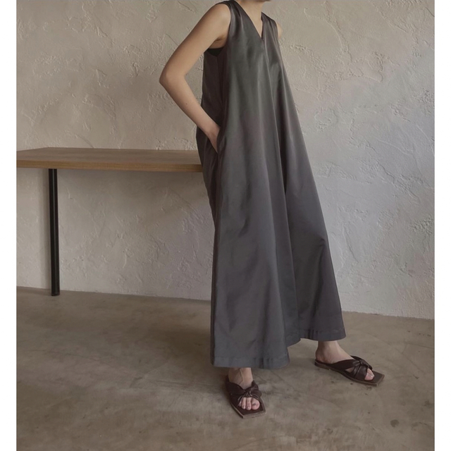 room306 CONTEMPORARY(ルームサンマルロクコンテンポラリー)のSatin Flare Sleeveless Long One-piece レディースのワンピース(ロングワンピース/マキシワンピース)の商品写真