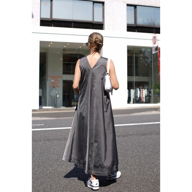 room306 CONTEMPORARY(ルームサンマルロクコンテンポラリー)のSatin Flare Sleeveless Long One-piece レディースのワンピース(ロングワンピース/マキシワンピース)の商品写真